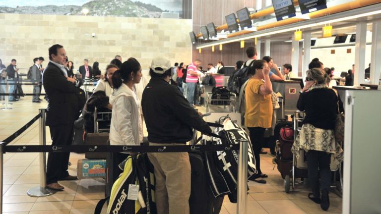 Los pasajeros de vuelos y conexiones internacionales deberán entregar Formulario de Declaración de Salud del Viajero en Ecuador