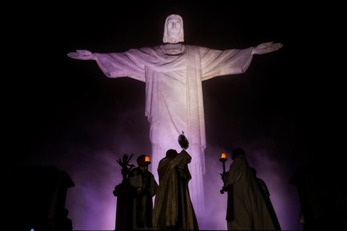 Cristo Redentor se viste con las banderas de países afectados por coronavirus