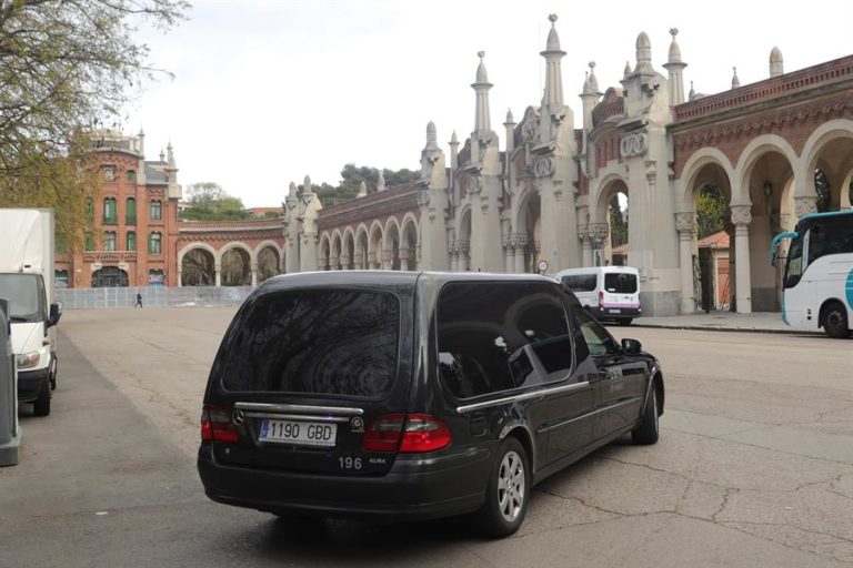 El colapso en los crematorios de Madrid obliga a trasladar difuntos a otras provincias