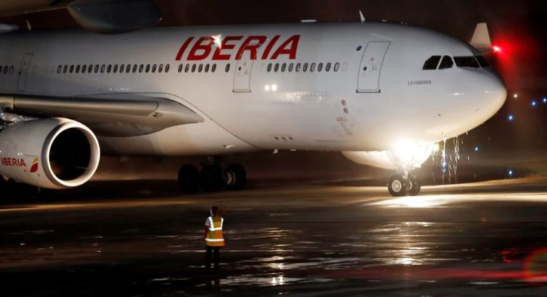 España conversa con Ecuador para la salida de 600 pasajeros