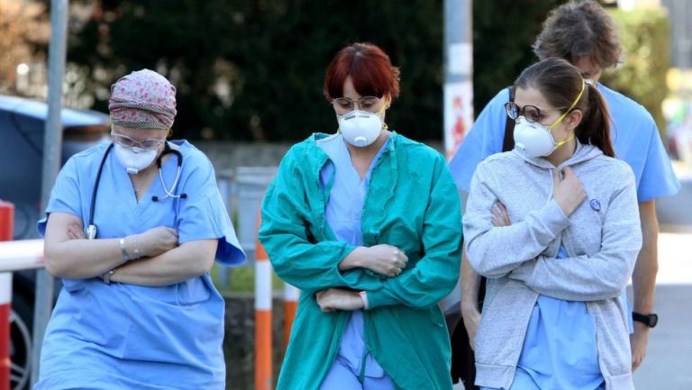 Unos 5.000 sanitarios italianos infectados según sindicato médico