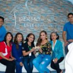 La reina de los barrios, Alisson Jiménez, junto a Catalina Vázquez y algunas emprendedoras.(Cortesía)