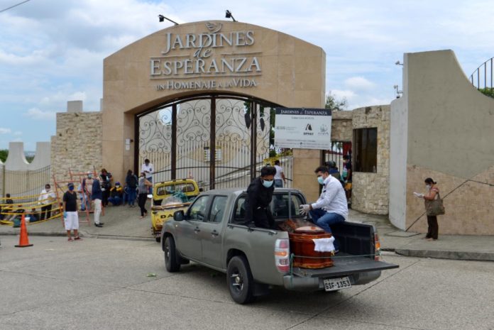 Dolor en Guayaquil se duplica por la imposibilidad de enterrar a los muertos