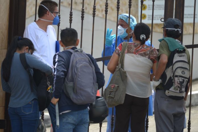 Dolor en Guayaquil se duplica por la imposibilidad de enterrar a los muertos
