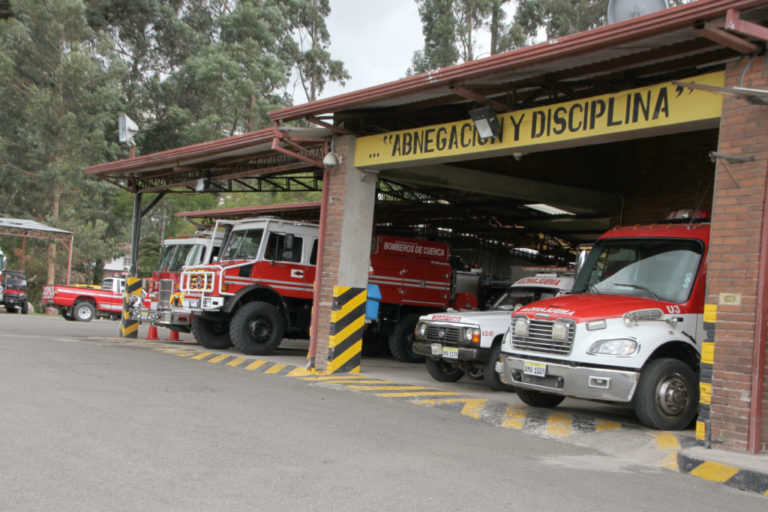 27 bomberos de Cuenca están aislados