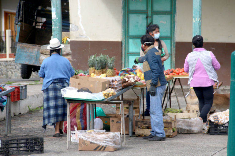 Ventas informales proliferan y resultan focos infecciosos en Cuenca