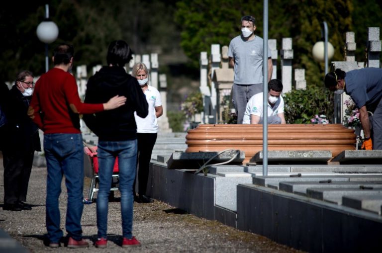 España suma otras 932 muertes mientras se plantea extender el confinamiento