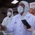 El gerente de Agrokawsay informa del cronograma de ventas en los barrios.(AZD)