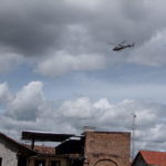 El arzobispo de Cuenca, Marcos Pérez, desde las alturas, en un helicóptero de las Fuerzas Armadas, dio la bendición a la ciudad.(AZD)
