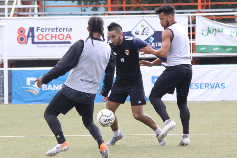 Diego Ávila se adapta a la Liga Dominicana de Fútbol