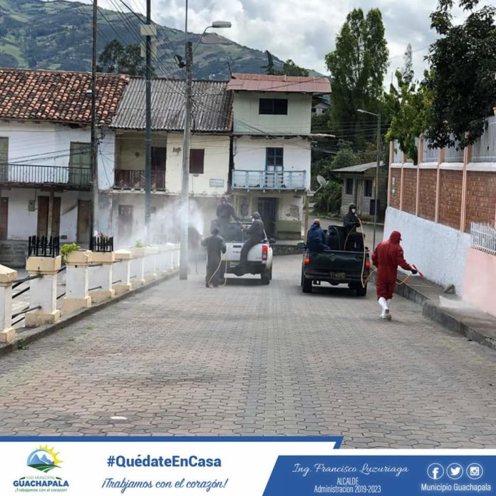 La Municipalidad cumple con un intenso de trabajo de desinfección en el centro de Guachapala y sus comunidades.(Cortesía)