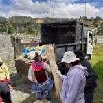 El vehículo municipal llega a los sectores donde viven las toquilleras para entregar la paja toquilla.(Cortesía)