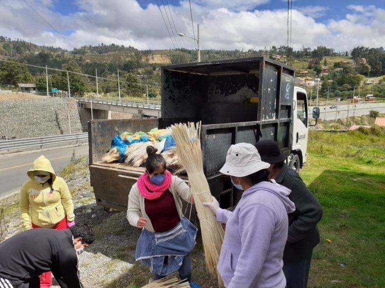 Las toquilleras del cantón Azogues quieren  vender sus sobreros elaborados en confinamiento
