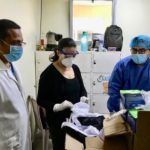 La gobernadora de Loja, Lorena Costa, en uno de sus recorrido verificando los implementos para la protección.(Cortesía)