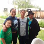 El médico de nacionalidad Saraguro, acompañado de sus hijos Kihua  y Kuri Maita Schwartza y su madre María Elena Zapata.