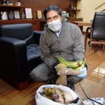 El prefecto Yaku Pérez, muestra los productos donados de los agricultores de Manabí.(AZD)