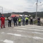 En la vía La Ramada-Nabón, hay personal que controla el ingreso y salida de vehículos y personas.(Cortesía)