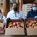 Tres panificadores que ayer a nombre del gremio llegaron para donar pan.(Cortesía)