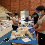 Personal de la Municipalidad de Girón, trabaja elaborando los kit alimenticios.(Cortesía)