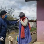 El alcalde de Azogues Romel Sarmiento acompañó ayer a su equipo de trabajo para entregar los alimentos.(Cortesía)