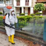 Personal municipal realiza fumigaciones en espacios públicos como el Parque de Girón.(Cortesía)