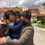 Emotivo reencuentro del alcalde Gustavo Vera y su familia, tras recibir el alta.(Cortesía)