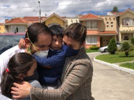 Emotivo reencuentro del alcalde Gustavo Vera y su familia, tras recibir el alta.(Cortesía)