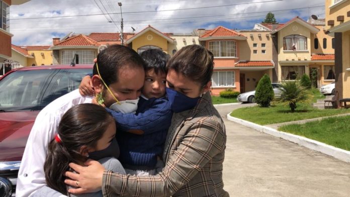 Emotivo reencuentro del alcalde Gustavo Vera y su familia, tras recibir el alta.(Cortesía)