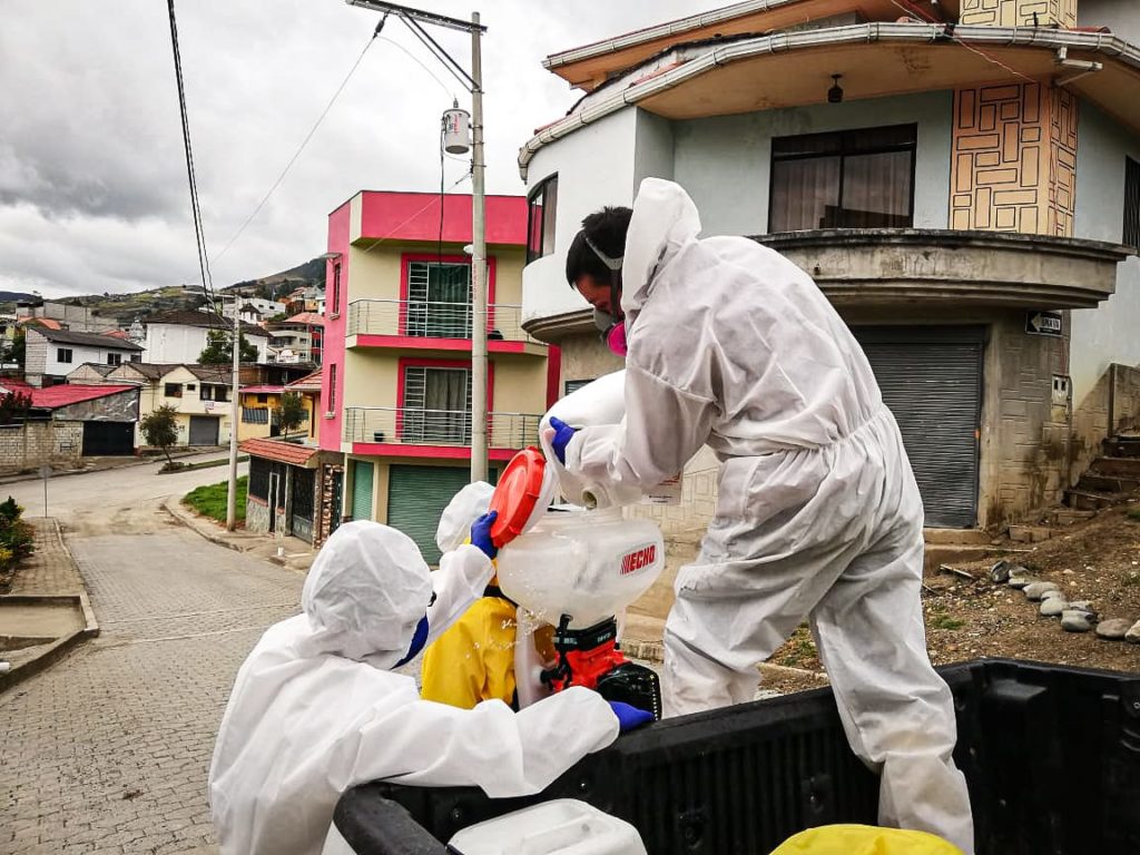 Personal municipal apoyado por otras entidades trabaja en fumigaciones y desinfección de calles.(Cortesía)