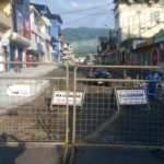 Con mallas metálicas se interrumpe el paso vehicular en las calles centrales de Macas.(Cortesía)