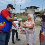Personal de la Prefectura entregando los kit alimenticios en el área rural de la provincia.(Cortesía)
