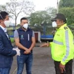 El alcalde Franklin Galarza, dialoga con integrantes del COE cantonal.(Cortesía)