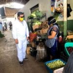 El alcalde Rómulo Alcívar y más autoridades de La Troncal, recorren constantemente pidiendo a la gente que se proteja.(Cortesía)