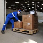 Personal militar lleva los equipos y material al camión, para trasladarlo al hospital de Yantzaza.(Cortesía)