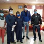 En el centro el alcalde de Azogues, Romel Sarmiento y su esposa Sandra Velecela, en la bienvenida a personal del hospital, al centro de descanso.(Cortesía)