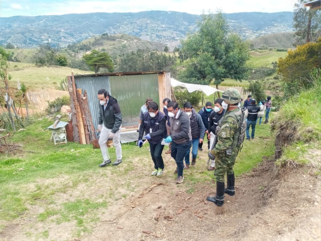 Militares apoyaron al MIES en la distribución de alimentos en Oña y Nabón.(Cortesía)