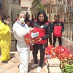 Shirley Roque, recibe el kit de parte de la Municipalidad de Cuenca. Cortesía.