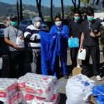 El prefecto Yaku Pérez hizo la entrega de los trajes de protección.(Cortesía)