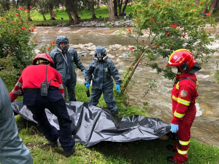 Una mujer fue encontrada sin vida en el río Tomebamba