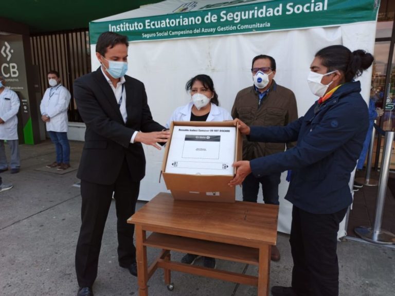 Prefectura entrega los primeros 1000 kits de pruebas PCR-RT al hospital del IESS de Cuenca.