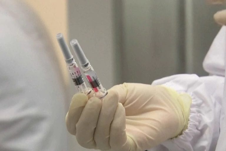 Oxford anuncia el éxito de una vacuna probada en monos