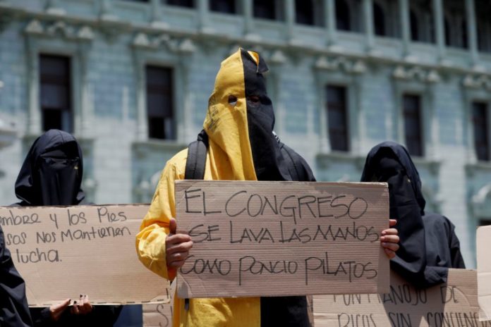 Estudiantes se manifiestan contra el Gobierno en