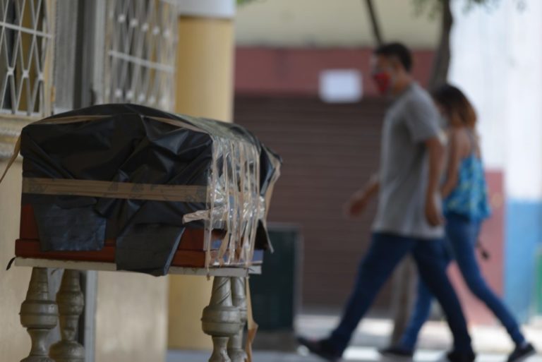 Guayaquil sigue recuperando cadáveres y se alarma ante posible toque de queda