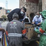 Los chef recorriendo el Centro Histórico entregando la comida a las “Hormigas Chúa”.(XCA)