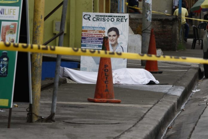 Dolor en Guayaquil se duplica por la imposibilidad de enterrar a los muertos
