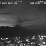 Vista se volcán la noche del miércoles, desde el centro de la ciudad de Macas.(Cortesía SNGR)