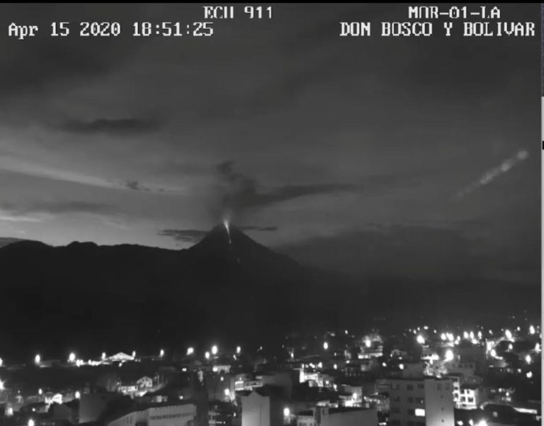El volcán Sangay se activó  la noche del miércoles, habitantes de Macas lo contemplaron