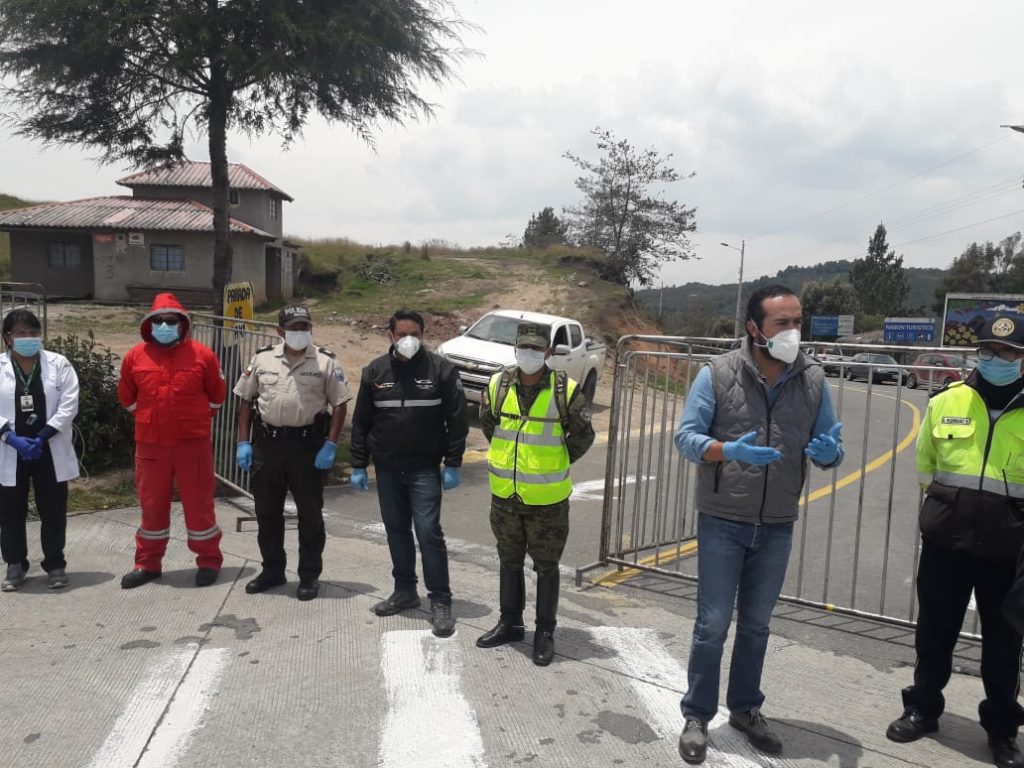 El alcalde Patricio Maldonado, participa en los controles en La Ramada-Nabón.(Cortesía)