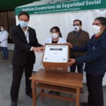 El prefecto del Azuay, Yaku Pérez (D), a la derecha, entrega los insumos para los pruebas COVID, a los directivos del IESS.(Cortesía)