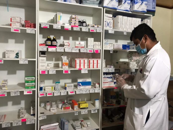 Personal de la institución trabaja en el ordenamiento de las medicinas e insumos adquiridos.(Cortesía)